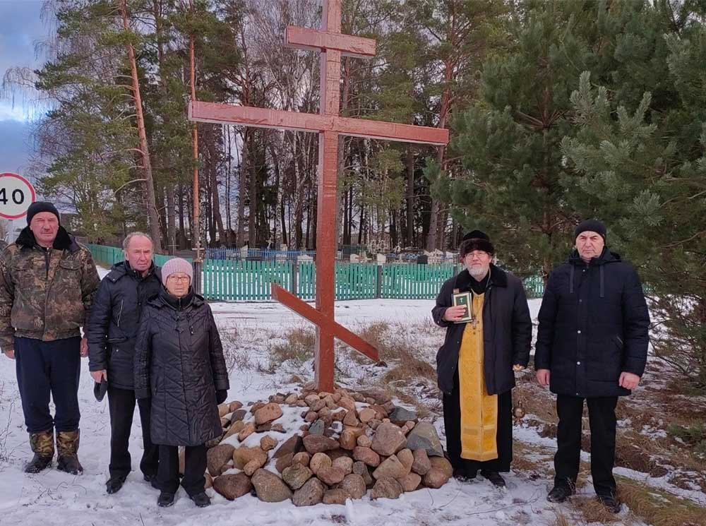 Протоиерей Сергий Андреев совершил освящение поклонных крестов в д. Суша