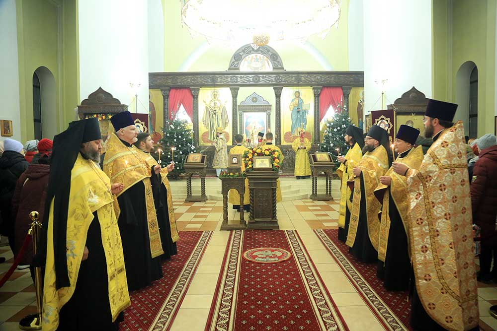 В канун памяти святителя Николая епископ Серафим совершил вечернее богослужение в Никольском кафедральном соборе г. Бобруйска
