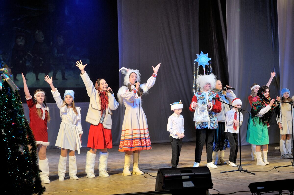 В театре драмы и комедии им. В.И. Дунина-Марцинкевича состоялся традиционный рождественский концерт «К кому приходит Рождество?»