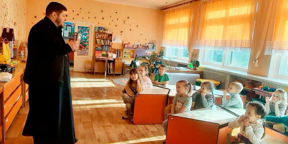 Иерей Алексей Поляков в рамках празднования Дня Православной книги провел беседу с детьми