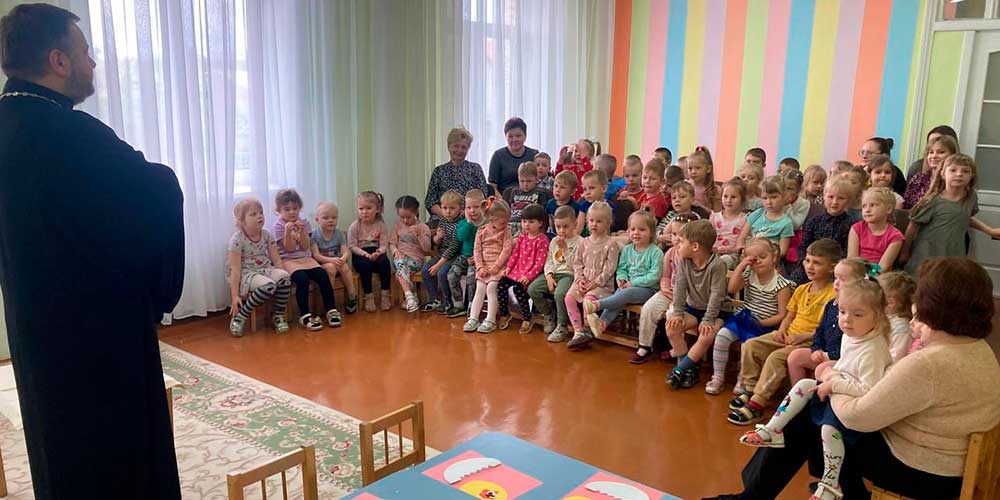 Протоиерей Димитрий Баркарь в рамках «Пасхальной недели» посетил учреждение образования «Детский сад № 8 г. Бобруйска»
