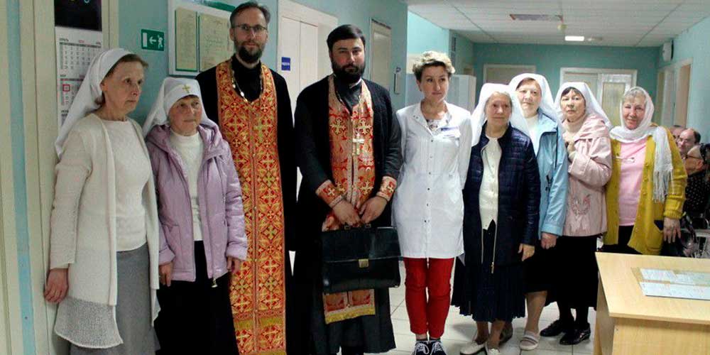 Клирики храма Святого Духа г. Бобруйска посетили подопечных Сестринского ухода при Бобруйской городской больнице