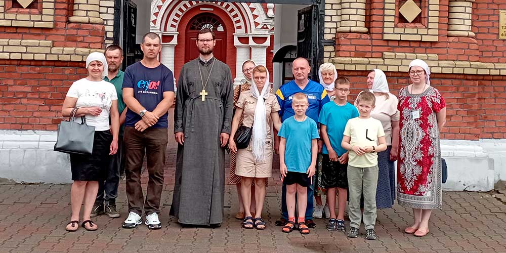 Прихожане храмов г. Кировска посетили Борисовскую епархию