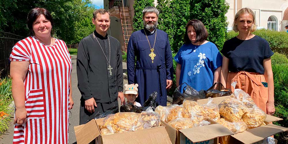 Участники проекта «Рука помощи» поздравили людей с праздником Святой Троицы