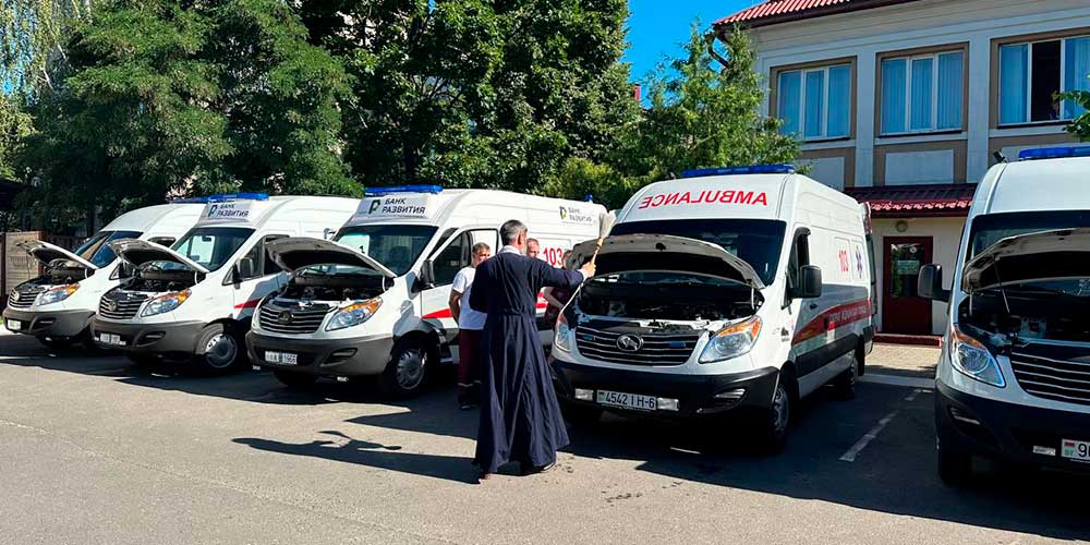 протоиерей Виктор Смычник, иерей Илья Устимчук совершили освящение служебных машин Бобруйской станции скорой и неотложной медицинской помощи
