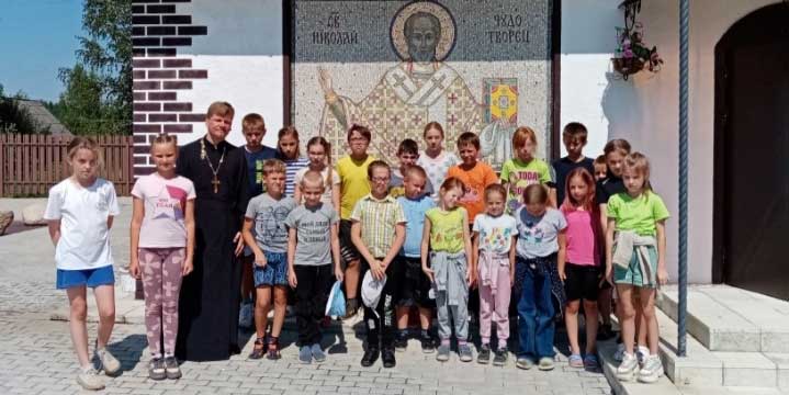 Воспитанники летнего лагеря на базе ГУО «Перекольская средняя школа» посетили Никольский храм д. Вирков