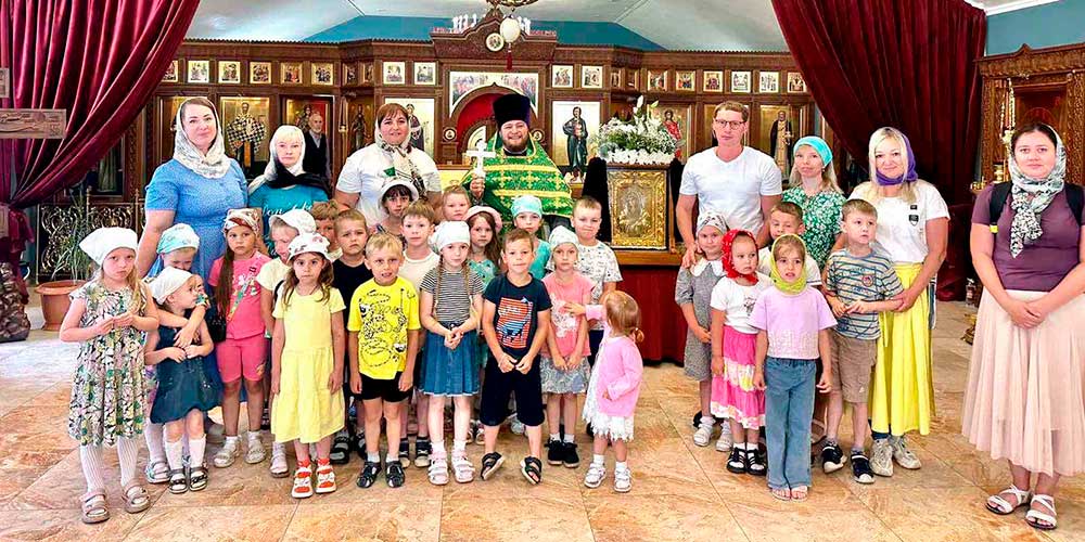 Воспитанники детского сада №44 города Бобруйска приняли участие в праздничной Божественной литургии в Покровском храме