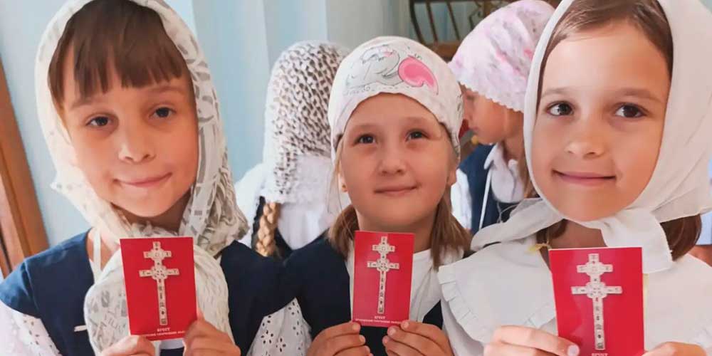 В городской библиотеке им. Евфросинии Полоцкой г. Бобруйска состоялось праздничное посвящение в юные читатели учащихся 1″Г» класса ГУО «Гимназия № 3