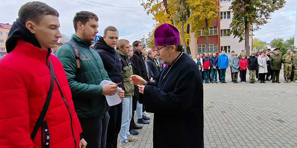 Протоиерей Сергий Андреев напутствовал призывников