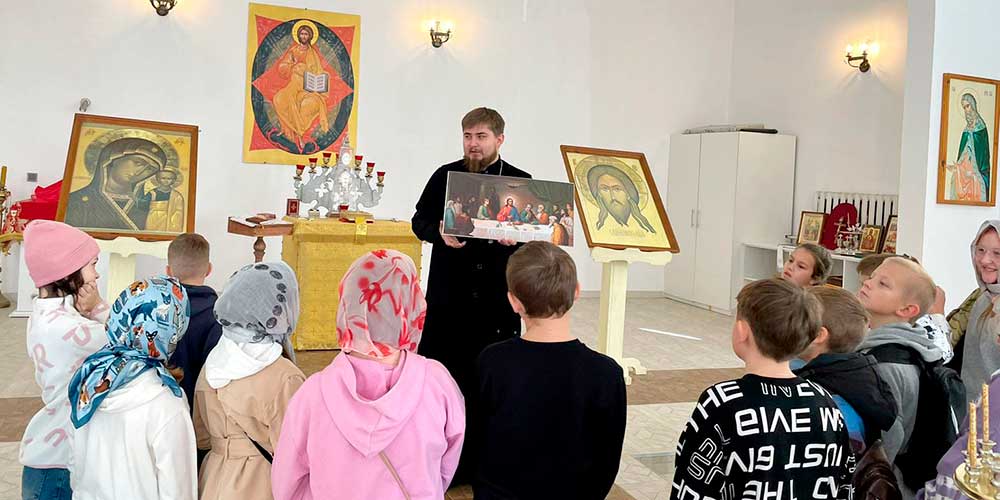 Иерей Никита Баскаков провел экскурсию по Евфросиниевскому храму г. Бобруйска