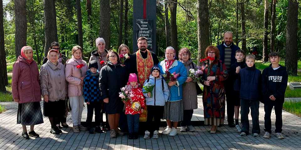 Иерей Артемий Васин совершил заупокойную литию на братской могиле воинов и партизан, погибших в 1943-1945 годах