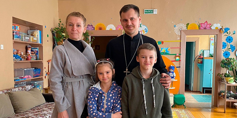 Иерей Илья Устимчук и старшая сестра сестричества посетили Детский приют