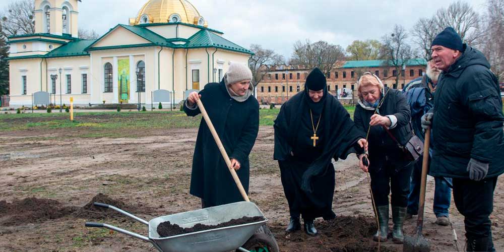 В Бобруйском монастыре Святых Жен-Мироносиц высадили сотню деревьев