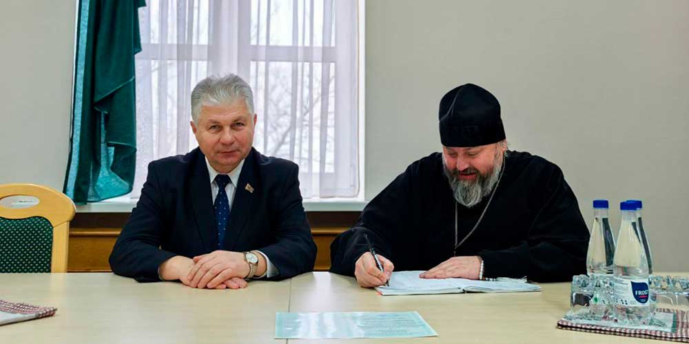 Состоялась встреча игумена Максима (Юндила) с Уполномоченным по делам религий и национальностей Александром Румаком