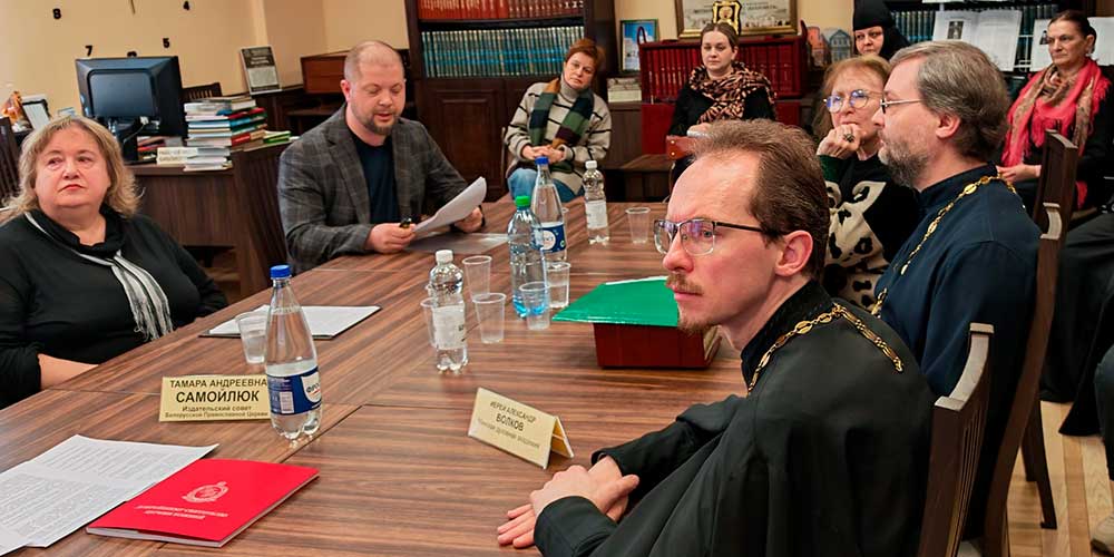 Секреты книжных переплётов. Иеромонах Феодор (Кашенок) принял участие в семинаре-практикуме