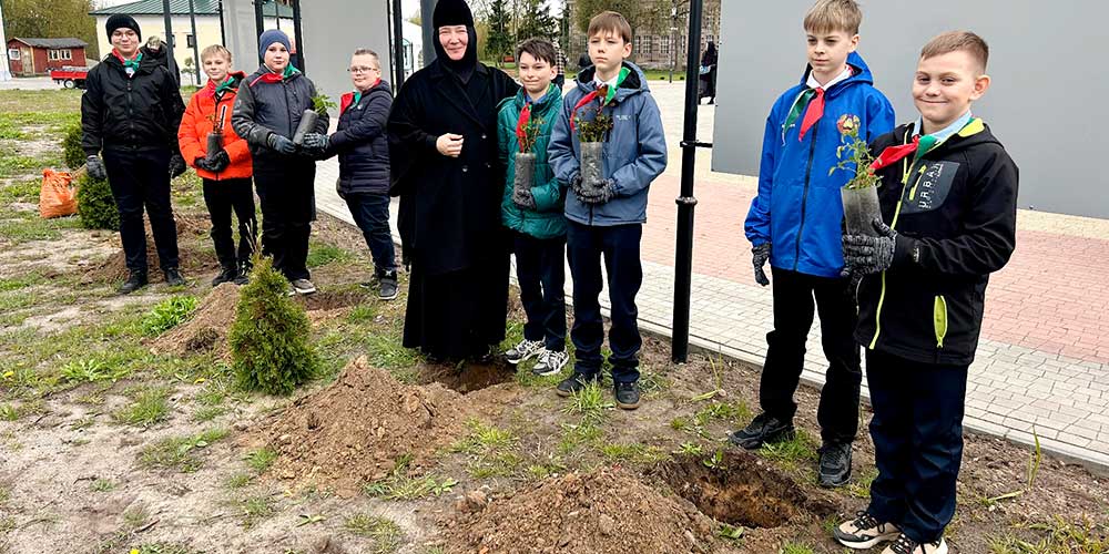 Розы ко Дню Победы. На территории Собора Александра Невского прошла патриотическая акция