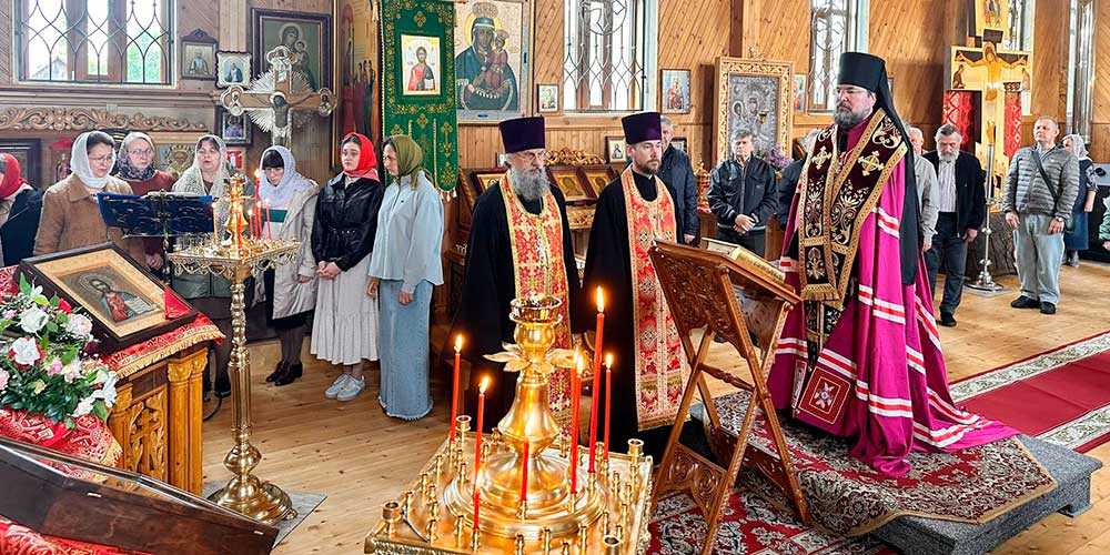 Епископ Серафим возглавил благодарственный молебен в Крестовоздвиженском храме г. Осиповичи