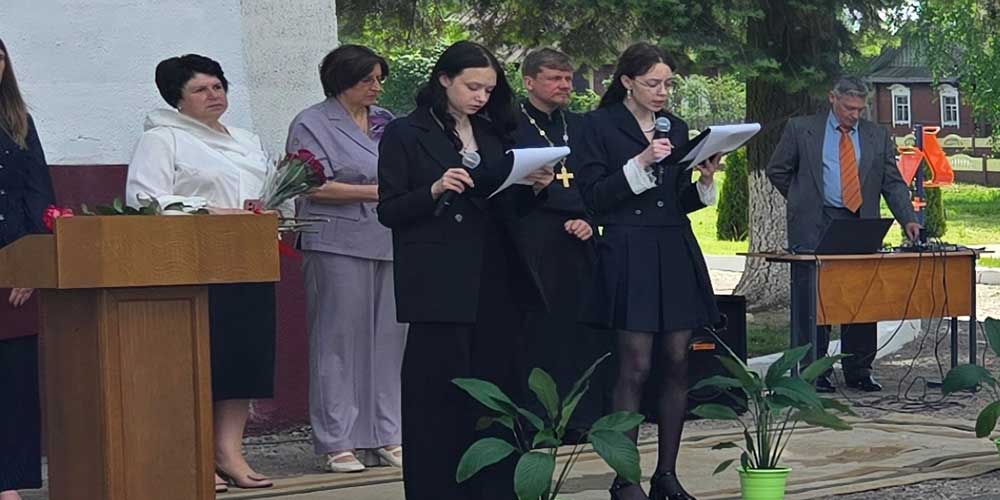 Иерей Максим Киреев принял участие в праздничной линейке, посвященной Последнему звонку