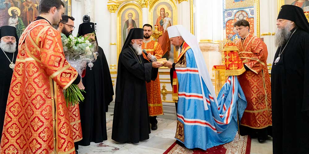 Епископ Серафим сослужил Божественную литургию митрополиту Минскому и Заславскому Вениамину